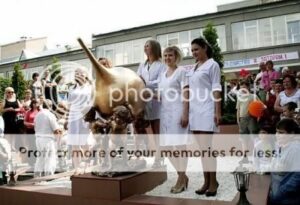 russia-enema-monument-6836693