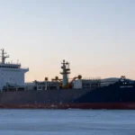 Buque metanero en un puerto del norte al amanecer