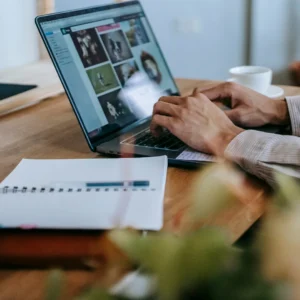 como-contratar-a-un-redactor-freelance-y-sacar-el-1-1