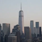Torres muy estrechas y altas en el perfil de Manhattan al atardecer