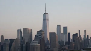 Torres muy estrechas y altas en el perfil de Manhattan al atardecer