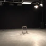 Plató de televisión vacío con las luces apagadas