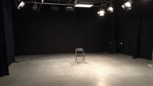 Plató de televisión vacío con las luces apagadas