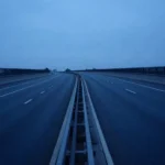 Autopista de varios carriles vacía al atardecer