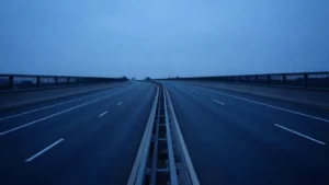 Autopista de varios carriles vacía al atardecer