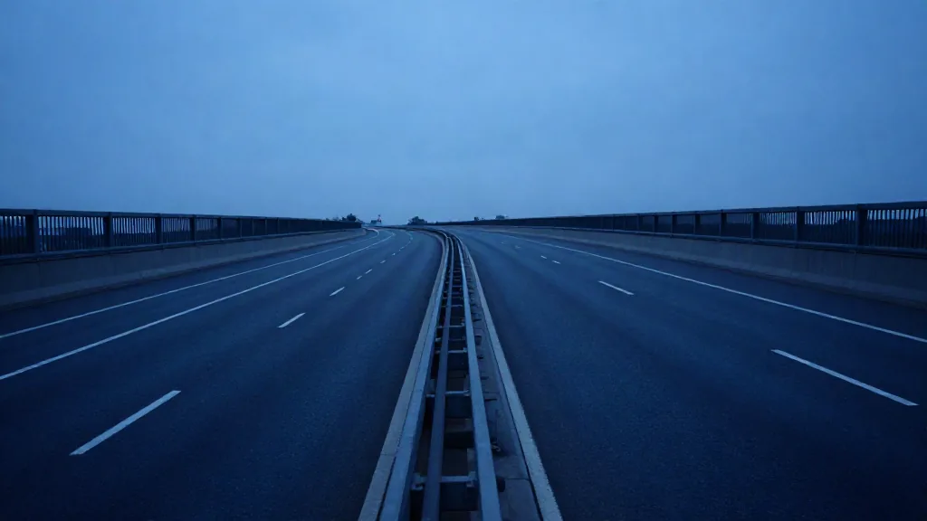 Autopista de varios carriles vacía al atardecer