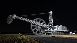 Mare Magnum | Excavadora de rueda Badger 288 cruzando la carretera