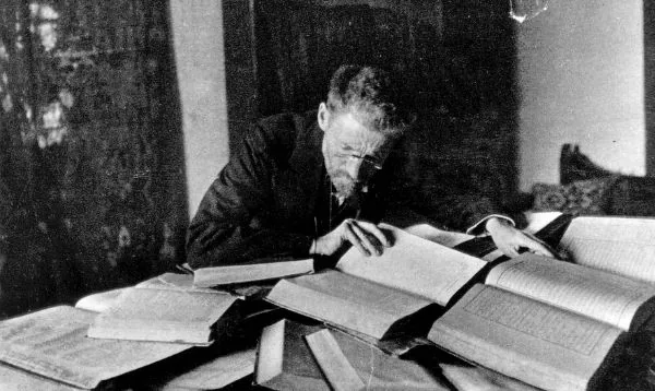 Eliezer Ben-Yehuda trabajando en su escritorio de Jerusalén hacia 1912