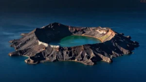 Un lago con una isla con lago en Luzón